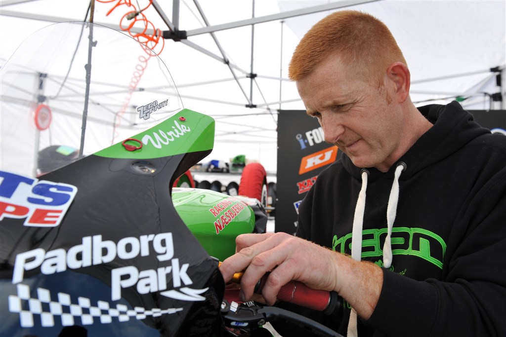 Skal man op nå 250 km/t for enden af Padborg Parks langside, skal udstyret – og ikke mindst bremserne – være i orden. Dem checker Ulrik Døssing Nielsen her
(Foto: Morten Alstrup)
